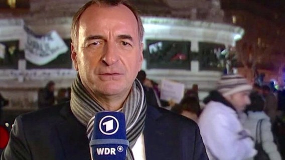 ARD-Korrespondent Mathias Werth spricht in ein Mikrofon © WDR 