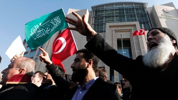 Demonstranten gegen die türkische Zeitung "Cumhuriyet" vor dem Gebäude des höchsten Istanbuler Gerichts. © dpa-Bildfunk Foto: Sedat Suna