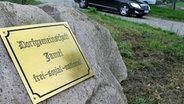 Ein Schild mit der Aufschrift "Dorfgemeinschaft Jamel frei - soziale - national" © picture-alliance/ZB Foto: Jens Büttner