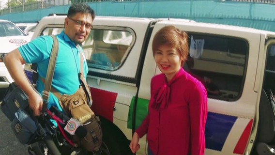 Die philippinische Journalistin Manabat mit einem Kollegen.  