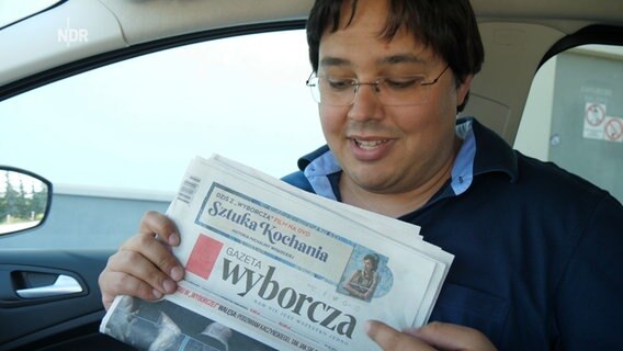ZAPP Reporter Daniel Bouhs hält eine Ausgabe der Gazeta Wyborcza in die Kamera. © NDR 