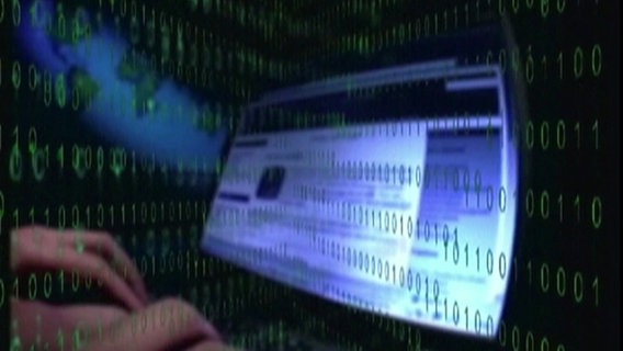 Computer-Bildschirm mit Binärcodes (Montage) © NDR / Zapp 