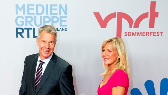 Die RTL-Moderatoren Peter Kloeppel und Ulrike von der Groeben auf dem Sommerfest des Verbands VPRT © dpa - Bildfunk Foto: Bernd von Jutrczenka