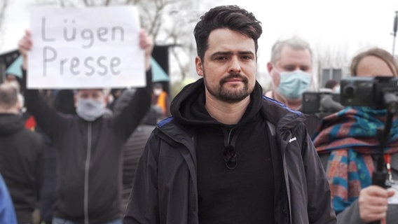 ZAPP Autor Nils Altland vor Anhängern der "Querdenken"-Bewegung © NDR 