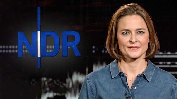 Moderatorin Kathrin Drehkopf vor dem NDR Logo © NDR 