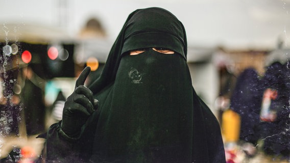 Eine Frau in einer Burka. © Picture Alliance, NDR 