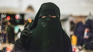Eine Frau in einer Burka. © Picture Alliance, NDR 