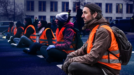 Klimaaktivisten bei einer Sitzblockade © NDR 