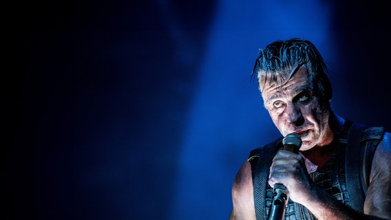 Till Lindemann, Frontmann der Band Rammstein, singt in das Mikrophon. © NDR 