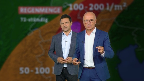 Wettermoderatoren Özden Terli und Karsten Schwanke vor einer Wetterkarte. © NDR 