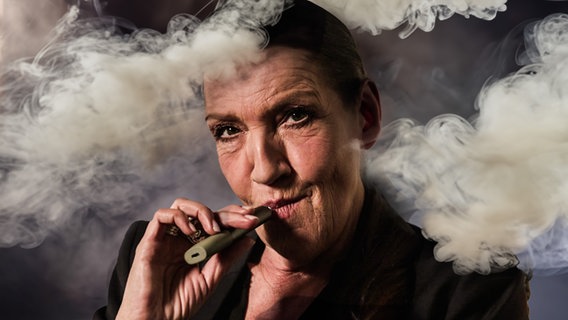 Katy Karrenbauer zieht an einer E-Zigarette, um sie herum viel weißer Rauch. © NDR 