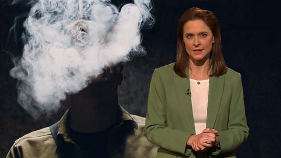 Moderatorin Kathrin Drehkopf mit Rauch im Hintergrund © NDR 