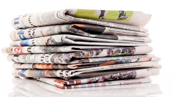 Ein Stapel Zeitungen © picture alliance/chromorange 
