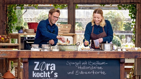 Viel Spass beim Kochen mit Ole Beeker und Zora Klipp. © NDR/cineteam hannover/Claudia Timmann 