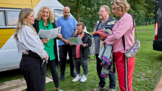 Die Camper studieren die Platzkarte und verschaffen sich einen Überblick. Campingpark Heidewald in Sassenberg, NRW. © NDR/Daniel Wolcke 