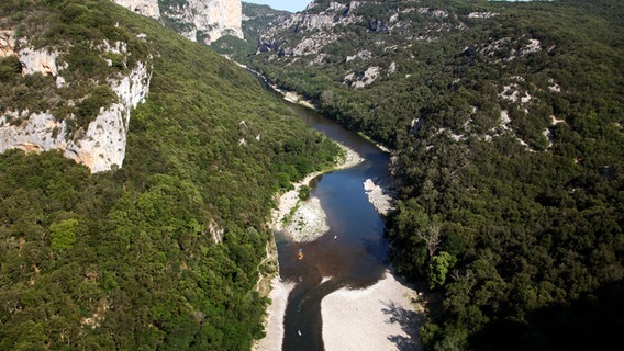 Der Fluss Ardèche schlängelt sich wild zwischen Kalksteingebirgen hindurch. © ARD Foto/NDR/J. Michael Schumacher 