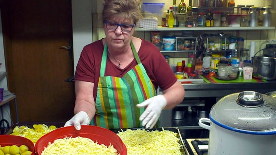 In der kleinen Küche bereitet Hanna Kartoffelgratin für 100 Leute. © NDR/Dejá Filmproduktion 