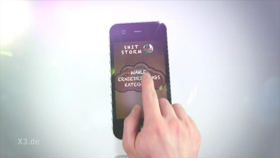 Das Display eines Handys zeigt die Shitstorm-App an.  
