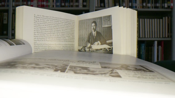 Ein aufgeschlagenes Buch mit einer Abbildung von Wilhelm Spiegel © NDR 