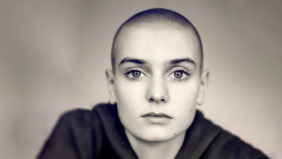 Sinéad O’Connor im Schwarz-Weiß-Porträt. © Tara Films and Ard Mhacha Production/Andrew Catlin 