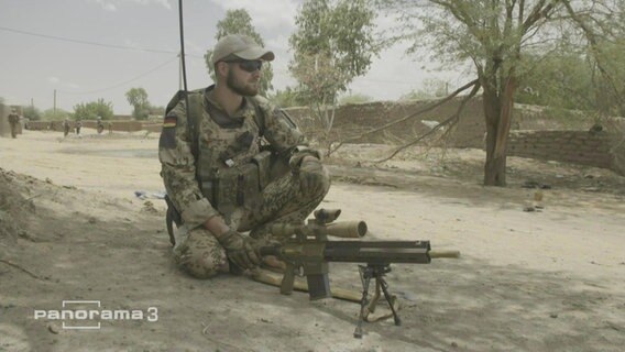 Ein Soldat mit seiner Waffe  