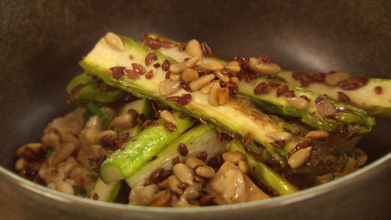 Eine Schüssel herzhaftes Haferporridge mit Spargel und Räuchertofu. © Screenshot 