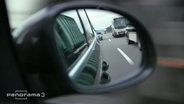 Verkehr im Seitenspiegel.  