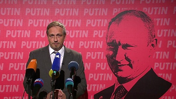 Torsten Sträter als Vize-Ersatz-Pressesprecher von Putin.  