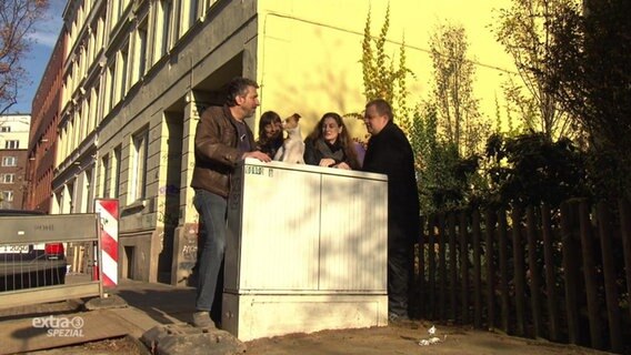 Ein Strom-Schaltkasten der Quer über einen Bürgersteig installiert wurde.  