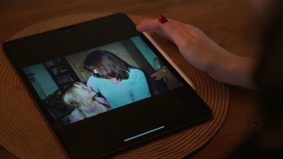 Julia mit auf einem Foto mit ihrer Mutter, das vor deren Alkoholsucht aufgenommen wurde. © Screenshot 