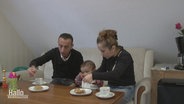 Familie Taramoush-Kalash am Kaffeetisch  