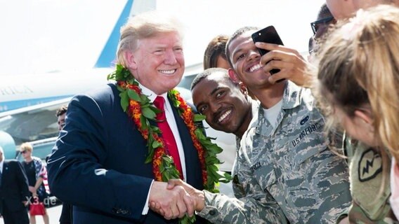 Donald Trump macht Selfies mit Soldaten  
