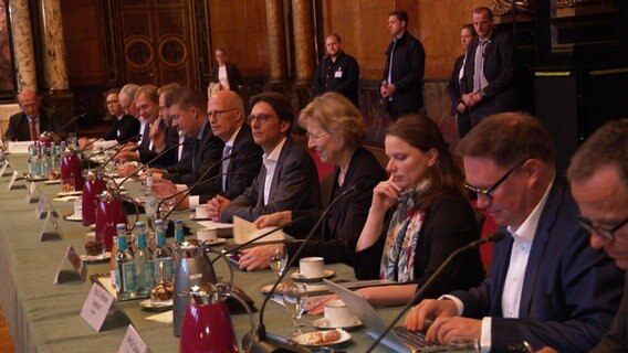 Hamburgs Erster Bürgermeister Peter Tschentscher hat zum Hamburger Dialog ins Rathaus eingeladen. © NDR Foto: Screenshot