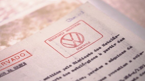 Obere rechte Ecke eines Dokuments auf Portugiesisch trägt den Stempel des Werkschutzes von VW Brasilien. © NDR 