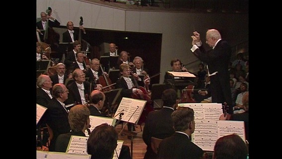 Günter Wand auf der Bühne mit dem NDR Sinfonieorchester.  