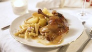 Auf einem Teller ist gebratene Ente mit Bohnensalat und Kartoffeln serviert. © NDR 
