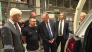 Ministerpräsident Stephan Weil besucht ein VW-Werk.  