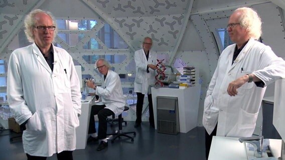 Identisch aussehende Wissenschaftler in einem Labor  