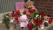 Kerzen und Teddys sind zum Gedenken an die tote Yagmur aufgestellt  