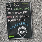 Cover des Buches "Wie ich den Fiesling, den Boiler und ein ganzes Schuljahr überlebte". © Carlsen 