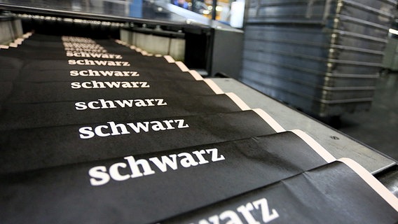 Die Titelseite der "Financial Times Deutschland" auf einem Laufband in der Druckerei. © dpa bildfunk Foto: Stephanie Pilick