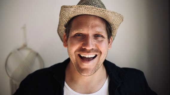 Schauspieler Hanno Koffler lacht in die Kamera © privat 