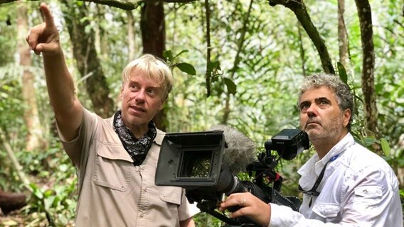 Die Tierfilmer Jens Westphalen und Thoralf Grospitz bei Aufnahmen im Dschungel © Zorilla Film 