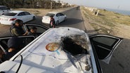 Dair El-Balah: Palästinenser inspizieren die schwer beschädigten Fahrzeuge der internationalen ehrenamtlichen Hilfsorganisation World Central Kitchen (WCK). © ZUMA Press Wire/dpa Foto: Omar Ashtawy/APA Images