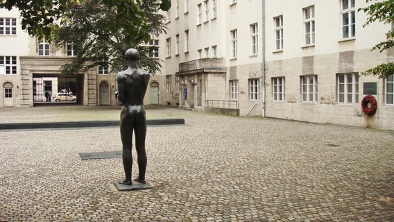 Im Innenhof des Bendlerblocks in Berlin steht eine Statur. © http://creativecommons.org/licenses/by-sa/2.0/deed.de Foto: Dion Hinchcliffe