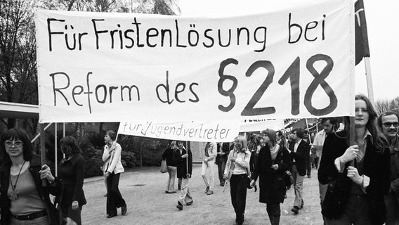 Frauen demonstrieren auf der Mai-Demonstration des Deutschen Gewerkschaftsbundes (DGB) am 1. Mai 1973 in Dortmund für die Fristenlösung bei der Reform des § 218. © picture alliance / Klaus Rose Foto: Klaus Rose