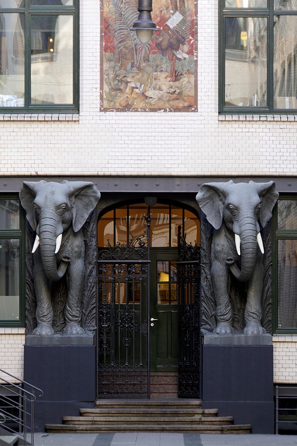 Blick in den Innenhof des Afrikahauses in hamburg mit zwei Elefanten-Skulpturen. Blick in den Innenhof des Afrikahauses in hamburg mit zwei Elefanten-Skulpturen. © picture alliance/vizualeasy Foto: Erich Teister