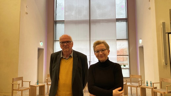 Historiker Hans-Walter Schmuhl und Historikerin Ulrike Winkler, Autoren des Buches "Ausgeschlossen - Eingeschlossen", in der Hamburger Kirche St. Nicolaus in Alsterdorf. Historiker Hans-Walter Schmuhl und Historikerin Ulrike Winkler, Autoren des Buches "Ausgeschlossen - Eingeschlossen", in der Hamburger Kirche St. Nicolaus in Alsterdorf. © NDR Foto: Antonia Reiff