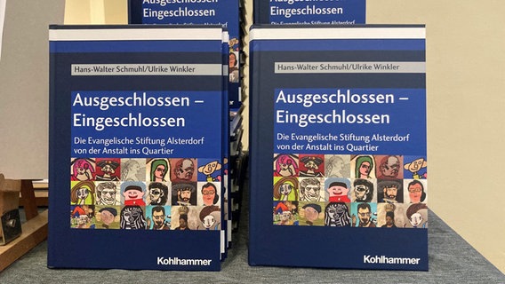 Mehrere Exemplare des Buches "Eingeschlossen - Ausgeschlossen" von Hans-Walter Schmuhl und Ulrike Winkler stehen auf einem Tisch. Mehrere Exemplare des Buches "Eingeschlossen - Ausgeschlossen" von Hans-Walter Schmuhl und Ulrike Winkler stehen auf einem Tisch. © NDR Foto: Antonia Reiff