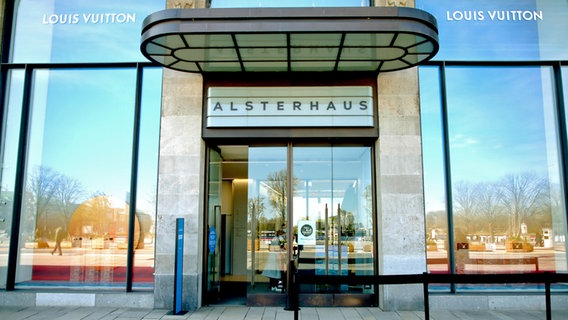 Eingang ins Alsterhaus am Hamburger Jungfernstieg 2021. © picture alliance / PublicAd Foto: Mirko Hannemann